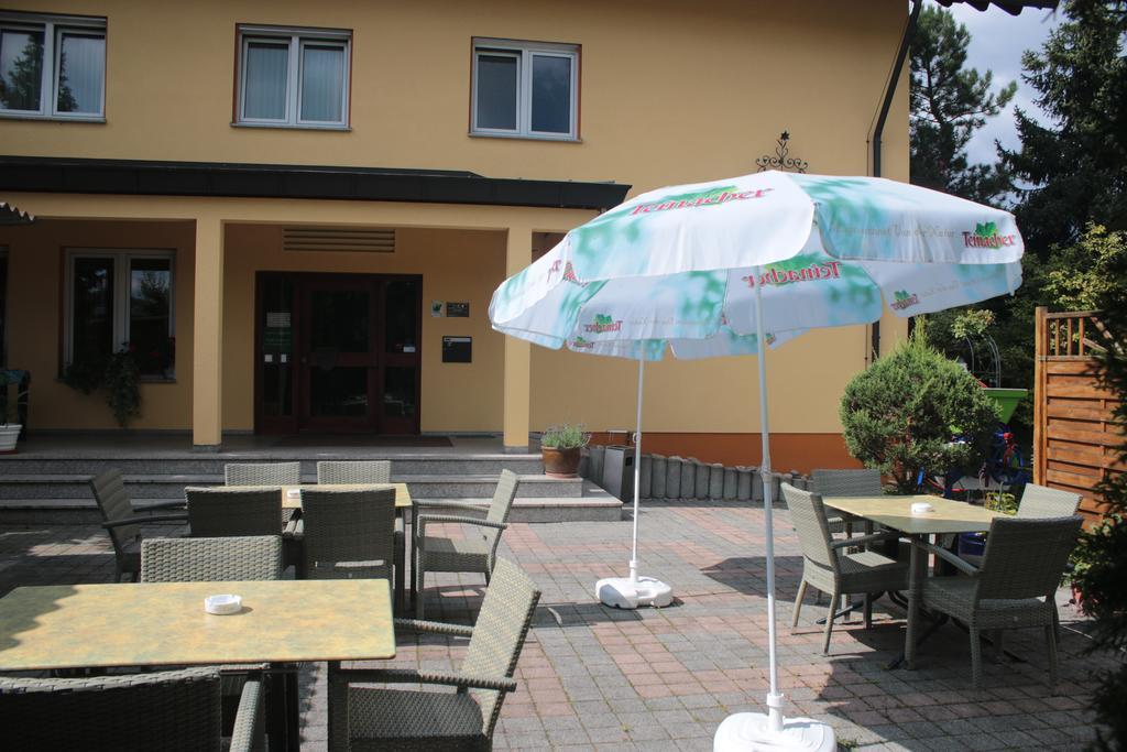Hotel-Restaurant Und Gaestehaus Loewen Süßen Exterior foto